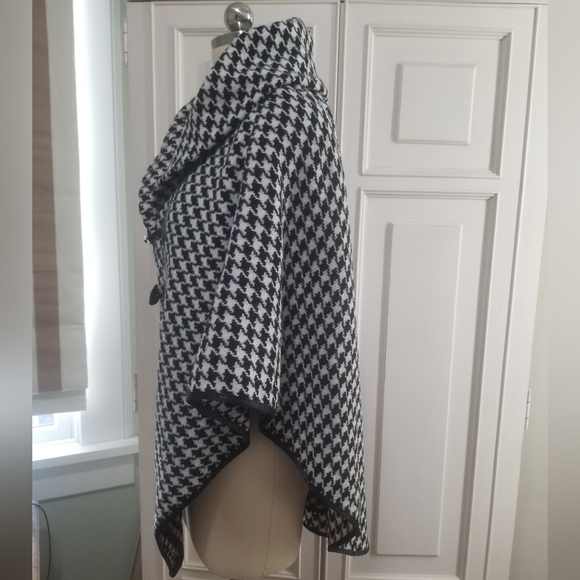 Classic Black and white wool cape - Picture 2 of 8